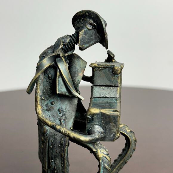 J829 - Vintage M. Grum Brass Figure Playing An Accordian - Picture 5 of 16